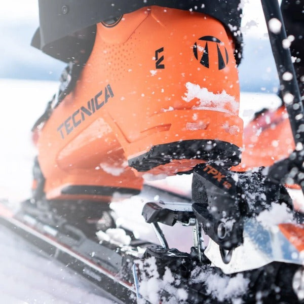 Tecnica Ski boot clicking into binding